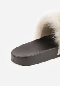 Renee - Beżowe Klapki z Futrem Turtlefeather. Okazja: do domu, na co dzień. Nosek buta: otwarty. Kolor: beżowy. Materiał: futro. Wzór: aplikacja. Styl: street, casual #2