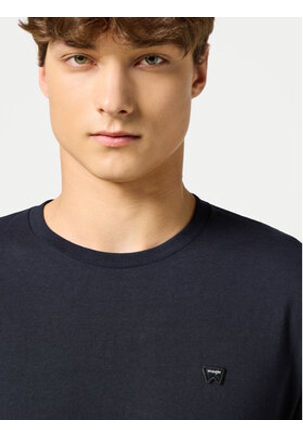 Wrangler Longsleeve Sign Off 112357361 Czarny Regular Fit. Kolor: czarny. Materiał: bawełna. Długość rękawa: długi rękaw