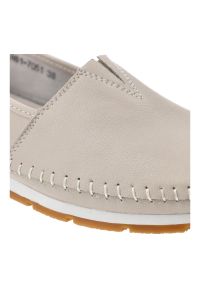 Półbuty damskie S.Barski, cholewka ze skóry naturalnej gładkiej wsuwany fason elastyczne wstawki po bokach widoczne przeszycia wokół noska lekka pode. Okazja: na co dzień. Kolor: beżowy. Materiał: skóra. Szerokość cholewki: normalna. Wzór: gładki. Styl: casual, elegancki, klasyczny #6