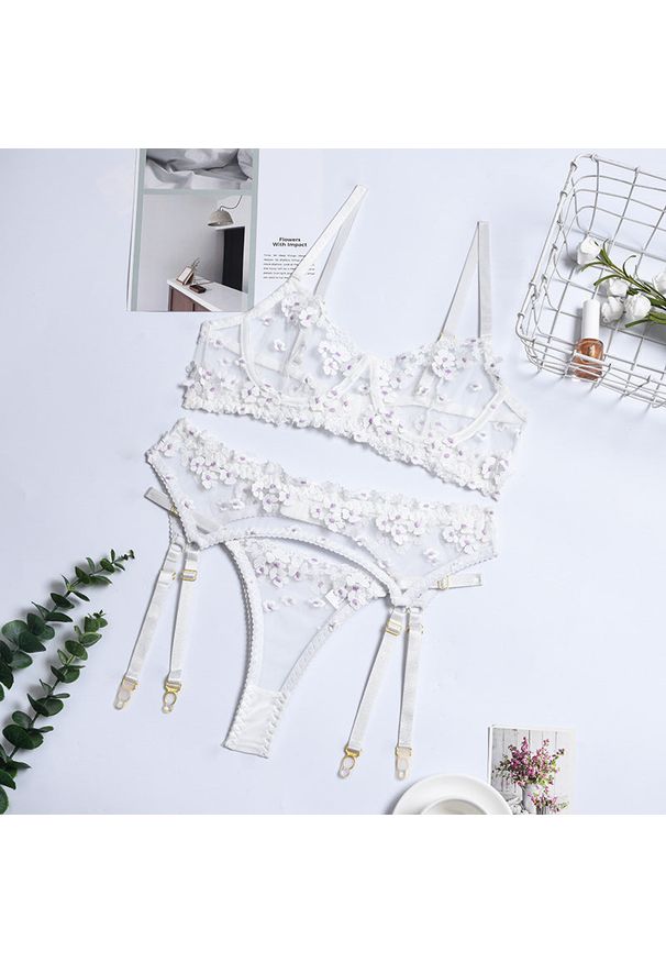 Intica - Komplet bielizny z kwiatowym haftem elegancki i wygodny Changok. Kolor: biały. Materiał: tkanina. Wzór: kwiaty, haft