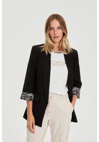 MOODO - Marynarka z ozdobnymi mankietami czarna. Kolor: czarny. Materiał: poliester, elastan #1
