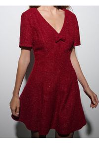 Sinsay - Elegancka sukienka mini z ozdobną kokardą - bordowy. Typ kołnierza: kokarda. Kolor: czerwony. Styl: elegancki. Długość: mini #1