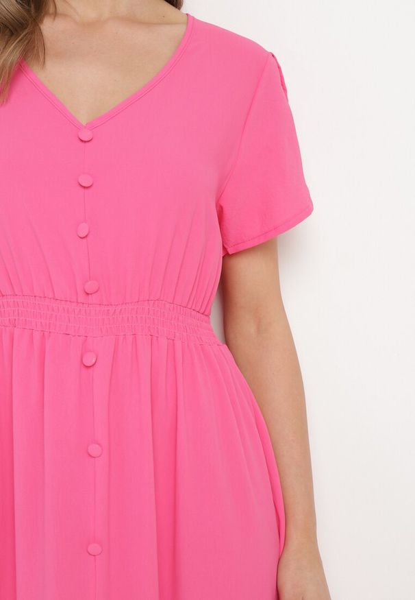 Born2be - Fuksjowa Sukienka z Cienkimi Gumkami w Pasie Ozdobiona Guzikami z Rozcięciem i Falbanką Farcia. Okazja: na co dzień. Kolor: różowy. Długość rękawa: krótki rękaw. Wzór: aplikacja. Typ sukienki: proste. Styl: casual, elegancki