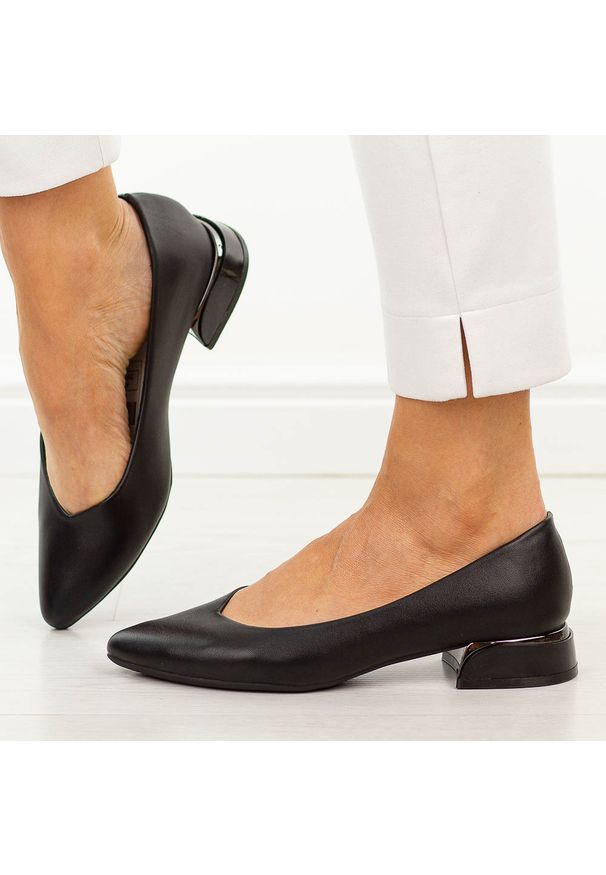 Czarne czółenka damskie na obcasie Vinceza 62280. Okazja: na co dzień. Kolor: czarny. Materiał: skóra. Szerokość cholewki: normalna. Sezon: wiosna, lato. Obcas: na obcasie. Styl: wizytowy, casual, klasyczny, elegancki. Wysokość obcasa: niski