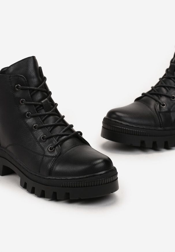 Born2be - Czarne Botki Traperki na Masywnej Podeszwie z Ozdobnym Paseczkiem Lamanda. Okazja: na co dzień, na spacer. Zapięcie: pasek. Kolor: czarny. Materiał: jeans, skóra. Styl: casual, elegancki, klasyczny