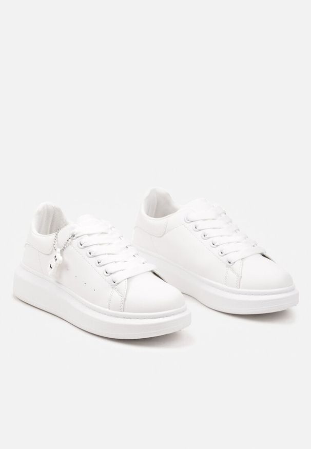 Renee - Białe Casualowe Sneakersy z Zawieszką Misiem Ulevidia. Okazja: na co dzień. Zapięcie: sznurówki. Kolor: biały. Materiał: jeans. Wzór: aplikacja. Sezon: lato, wiosna