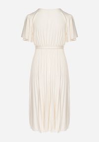 Born2be - Jasnobeżowa Sukienka Plisowana z Dekoltem w V z Paskiem w Talii Zolseki. Okazja: na co dzień. Kolor: beżowy. Styl: klasyczny, casual #7