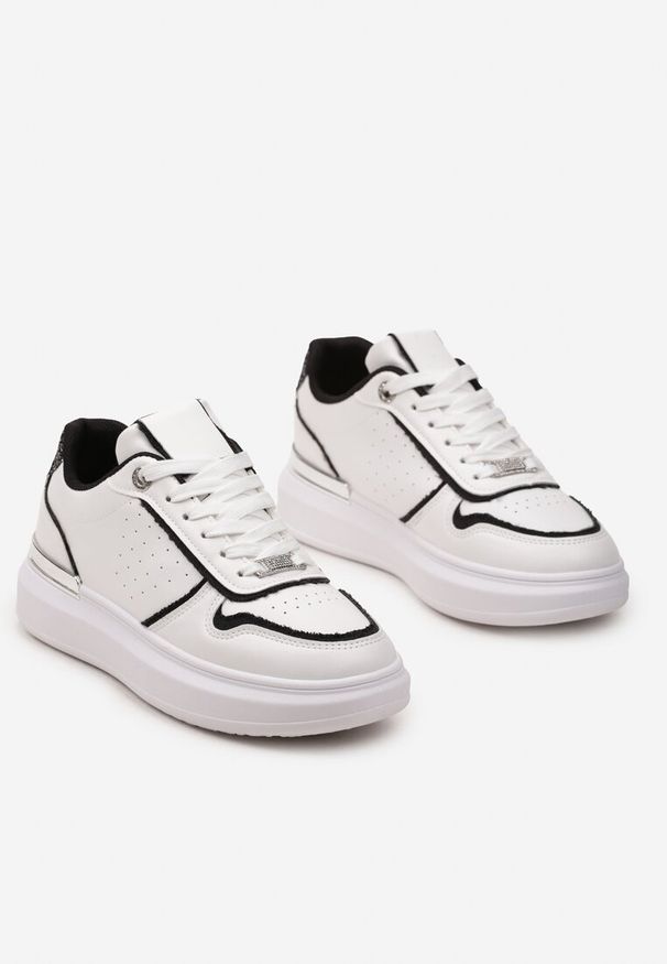 Renee - Biało-Czarne Sneakersy na Platformie Ozdobione Brokatem i Metaliczną Wstawką Mexia. Kolor: biały. Wzór: aplikacja. Obcas: na platformie