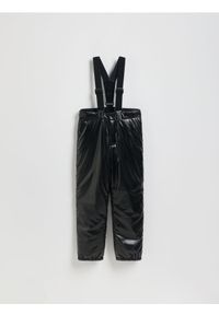 Reserved - Ocieplane spodnie na szelkach - czarny. Kolor: czarny. Materiał: tkanina #1