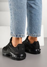 Renee - Czarne Buty Sportowe Sneakersy z Tłoczoną Cholewką Calzivis. Okazja: na co dzień. Kolor: czarny. Materiał: jeans. Szerokość cholewki: normalna. Wzór: aplikacja