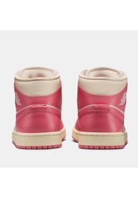 Nike Air Jordan 1 Mid "Pink Salt" Sneakersy damskie. Okazja: na uczelnię. Kolor: różowy. Materiał: guma, syntetyk, skóra. Szerokość cholewki: normalna. Model: Nike Air Jordan #7