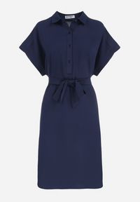 Born2be - Granatowa Koszulowa Sukienka z Krótkim Rękawem i Wiązaniem w Pasie Mistie. Kolekcja: plus size. Kolor: niebieski. Materiał: materiał. Długość rękawa: krótki rękaw. Wzór: gładki. Sezon: wiosna, lato. Typ sukienki: koszulowe. Długość: midi #2