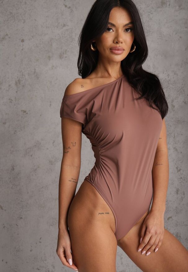Renee - Brązowe Body o Asymetrycznym Kroju z Marszczeniem Asintlia. Okazja: na co dzień, do pracy. Kolor: brązowy. Styl: casual, elegancki
