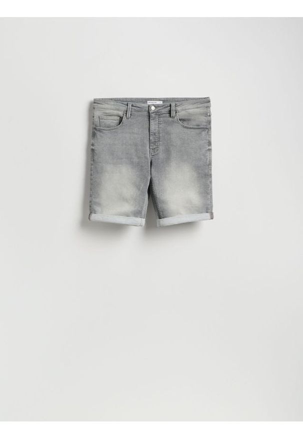 Reserved - Jeansowe szorty slim - jasnoszary. Kolor: szary. Materiał: jeans