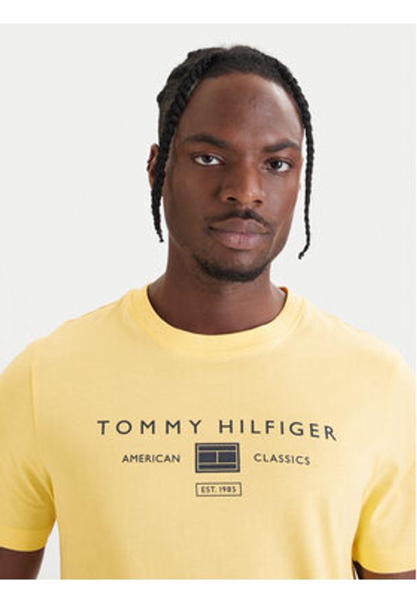 TOMMY HILFIGER - Tommy Hilfiger T-Shirt Brand Love MW0MW42365 Żółty Regular Fit. Kolor: żółty. Materiał: bawełna