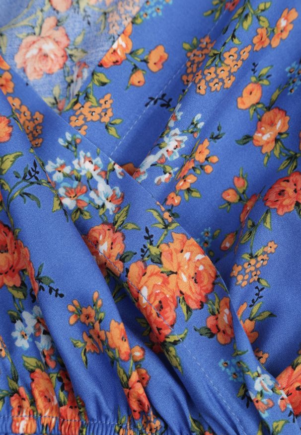 Renee - Niebieska Wiskozowa Sukienka Midi w Kwiaty z Gumką w Pasie i Materiałowym Paskiem Aidenia. Kolor: niebieski. Materiał: wiskoza, materiał. Wzór: kwiaty. Typ sukienki: kopertowe. Długość: midi