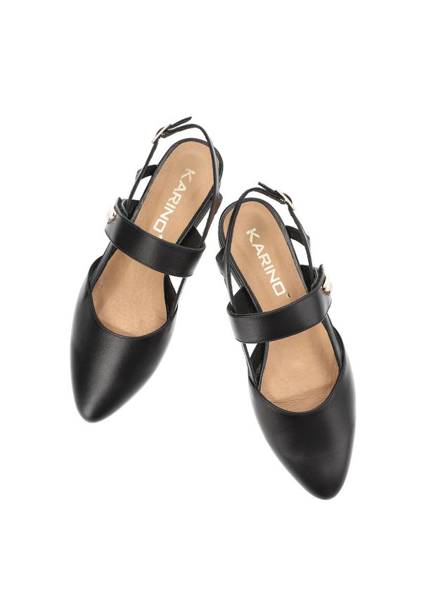 Czarne Sandały Karino Eleganckie Obuwie Damskie. Okazja: na co dzień. Zapięcie: pasek. Kolor: czarny. Materiał: skóra. Wzór: aplikacja. Obcas: na obcasie. Styl: elegancki. Wysokość obcasa: średni