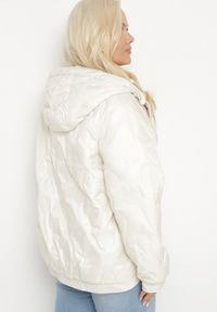 Born2be - Biała Kurtka Pikowana z Kapturem i Kieszeniami o Pudełkowym Kroju Eravinna. Okazja: na spacer. Typ kołnierza: kaptur. Kolekcja: plus size. Kolor: biały. Długość rękawa: długi rękaw. Długość: długie. Wzór: aplikacja #5