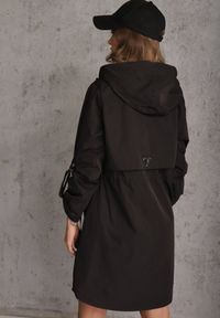 Renee - Czarna Przejściowa Kurtka Parka z Rękawami z Możliwością Podpięcia Tinarae. Okazja: na spacer. Kolor: czarny #8