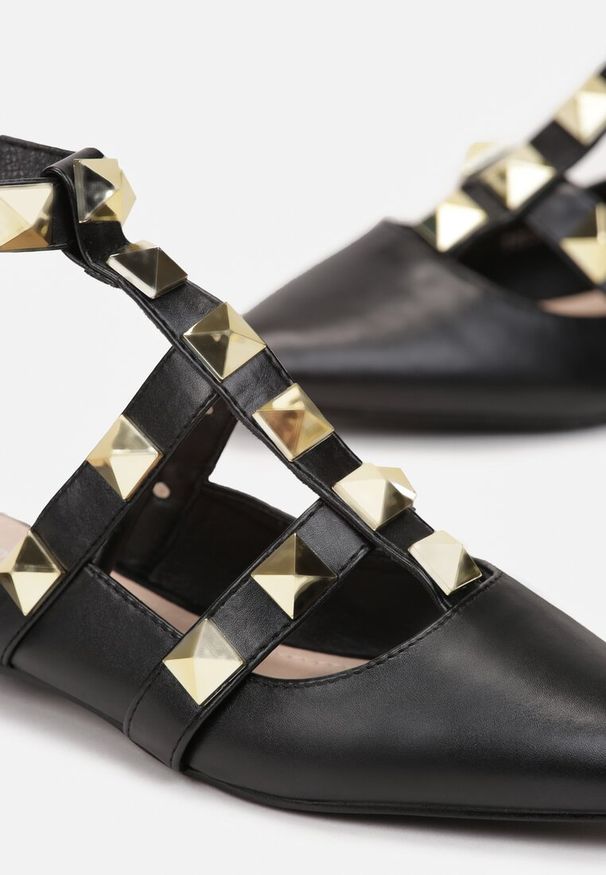 Renee - Czarne Sandały ze Szpiczastym Noskiem z Ćwiekami Asai. Okazja: na co dzień. Nosek buta: szpiczasty. Kolor: czarny. Sezon: lato. Styl: casual, elegancki