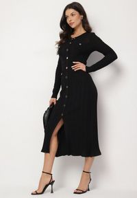 Born2be - Czarna Dopasowana Sukienka z Wiskozą i Guzikami Novelinea. Okazja: na co dzień. Kolor: czarny. Materiał: wiskoza. Styl: elegancki, casual #3