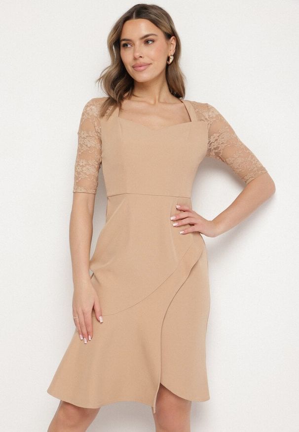 Born2be - Beżowa Asymetryczna Sukienka Vices o Dopasowanym Kroju z Koronką Natifese. Okazja: na co dzień. Typ kołnierza: dekolt kwadratowy. Kolor: beżowy. Materiał: koronka. Wzór: koronka. Typ sukienki: asymetryczne. Styl: elegancki, casual, klasyczny