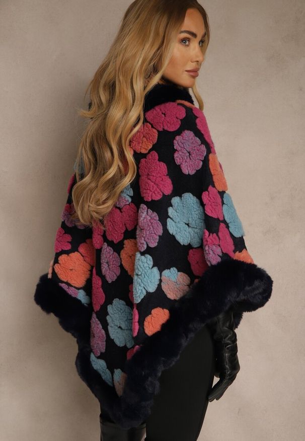 Renee - Granatowe Ponczo z Wiskozy Zdobione Futrzanymi Aplikacjami w Kształcie Kwiatów Lealithwen. Okazja: na co dzień. Kolor: niebieski. Materiał: futro, wiskoza. Wzór: aplikacja, kwiaty. Styl: casual