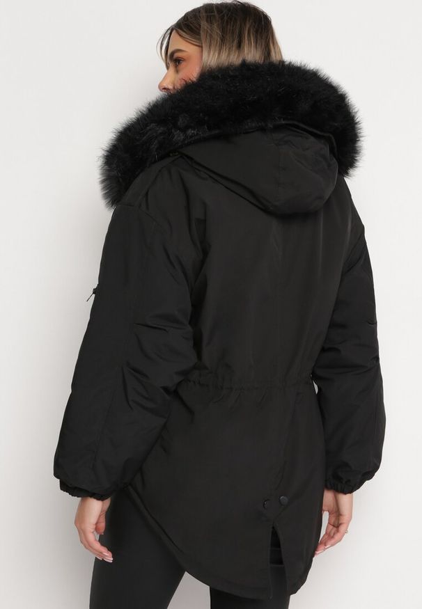 Born2be - Czarna Kurtka Parka Oversize z Futerkiem Mitto. Kolor: czarny. Materiał: futro. Długość rękawa: długi rękaw. Długość: długie. Sezon: zima, jesień. Styl: elegancki, klasyczny