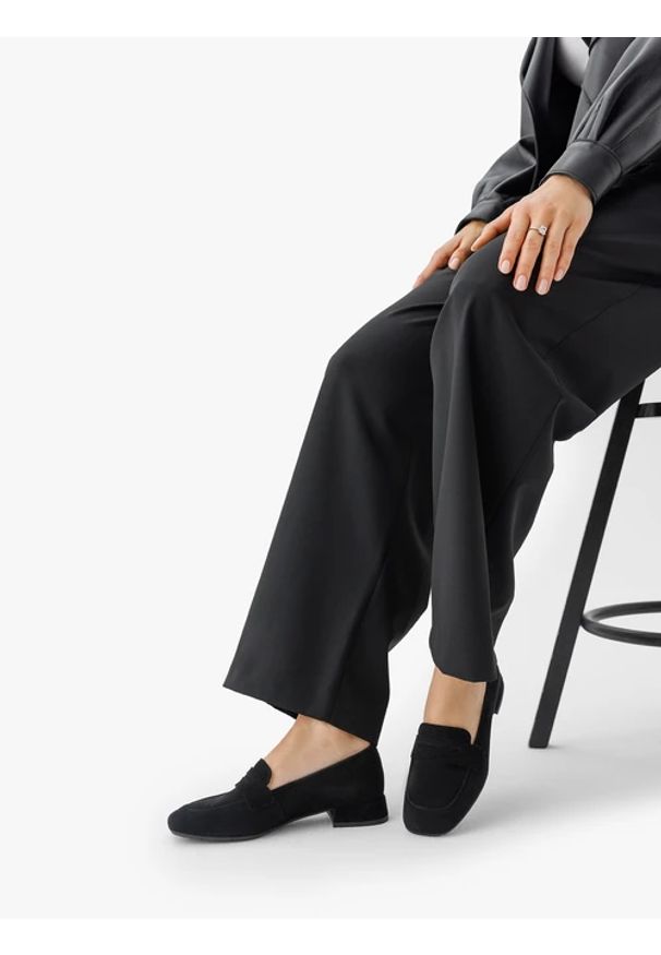 Ryłko - Czarne klasyczne mokasyny ze skóry welurowej. Okazja: na co dzień. Zapięcie: bez zapięcia. Kolor: czarny. Materiał: skóra, welur. Wzór: aplikacja. Obcas: na obcasie. Styl: klasyczny. Wysokość obcasa: średni