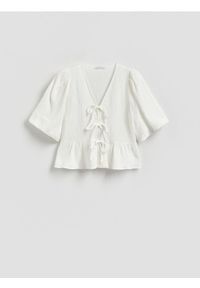 Reserved - Muślinowa bluzka z wiązaniem - biały. Kolor: biały. Materiał: bawełna, tkanina. Styl: klasyczny #1