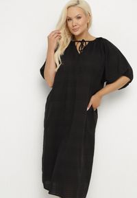 Born2be - Czarna Bawełniana Sukienka Oversize z Wiązaniem pod Szyją Tolanea. Kolor: czarny. Materiał: bawełna. Długość rękawa: krótki rękaw. Typ sukienki: oversize