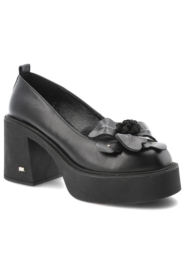 Czarne Półbuty Karino Eleganckie Obuwie Damskie Na Obcasie. Okazja: na co dzień. Kolor: czarny. Materiał: skóra, jeans. Wzór: kwiaty. Obcas: na obcasie. Styl: elegancki. Wysokość obcasa: średni