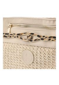 Torebka damska Rieker, z tekstylnego materiału o plecionej strukturze z regulowanym paskiem na ramię praktyczną kieszenią z przodu i lekką wygodną fo. Kolor: beżowy. Wzór: motyw zwierzęcy. Sezon: lato. Materiał: skórzane. Styl: elegancki, wakacyjny, casual. Rodzaj torebki: na ramię #5