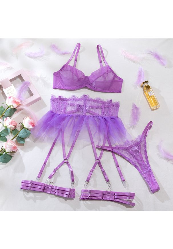 Intica - Komplet bielizny z tiulowym pasem i koronkowymi akcentami na wieczór Kaho. Kolor: fioletowy. Materiał: tiul, koronka. Wzór: paski