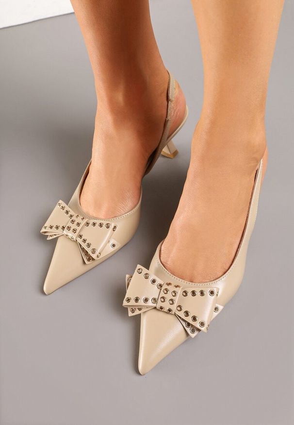 Renee - Ciemnobeżowe Sandały Slingback na Kaczuszce Zdobione Kokardą z Nitami Rizonna. Okazja: na co dzień. Kolor: beżowy. Wzór: aplikacja. Obcas: na szpilce. Styl: casual, elegancki, klasyczny. Wysokość obcasa: średni