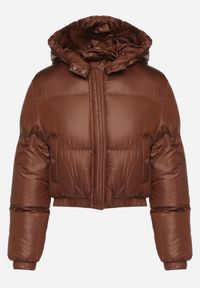 Born2be - Brązowa Kurtka Pikowana o Krótkim Fasonie z Kapturem Tinthella. Okazja: na co dzień, na spacer. Typ kołnierza: kaptur. Kolor: brązowy. Materiał: jeans. Długość: krótkie. Wzór: aplikacja. Styl: casual, elegancki #4