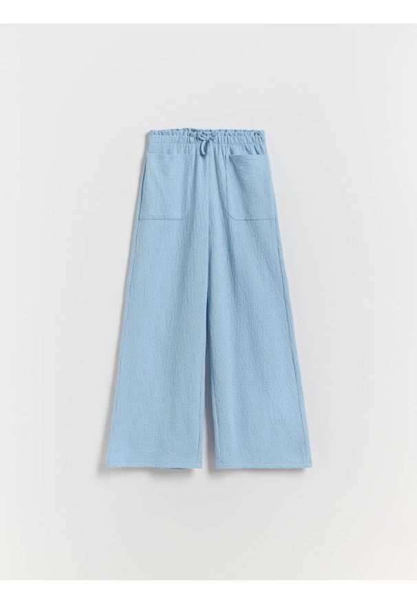 Reserved - Strukturalne spodnie z kieszeniami - jasnoniebieski. Kolor: niebieski. Materiał: bawełna, dzianina