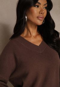 Renee - Brązowy Klasyczny Sweter z Wiskozą i Kaszmirem Marirra. Okazja: na co dzień, do pracy. Typ kołnierza: dekolt w serek. Kolor: brązowy. Materiał: wiskoza, kaszmir. Styl: klasyczny #4