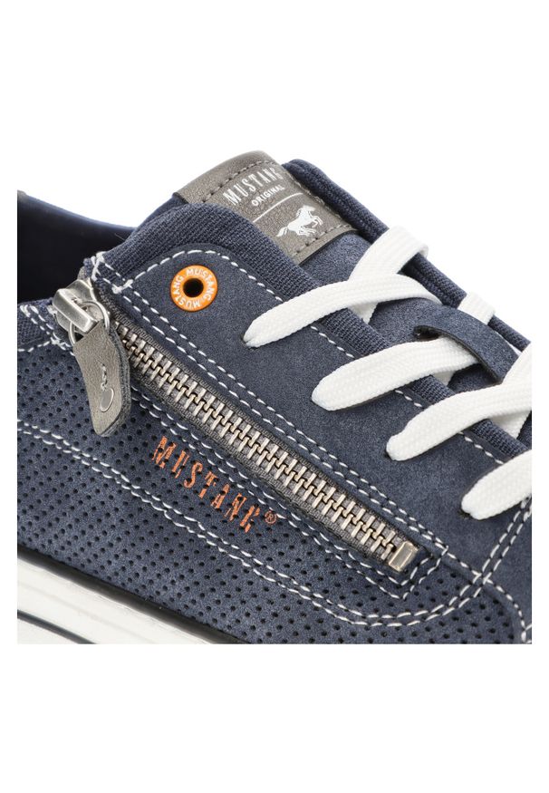 Granatowe Sneakersy Mustang Modne Obuwie Męskie. Okazja: do pracy, na spacer. Zapięcie: zamek. Kolor: niebieski. Materiał: materiał. Sport: turystyka piesza