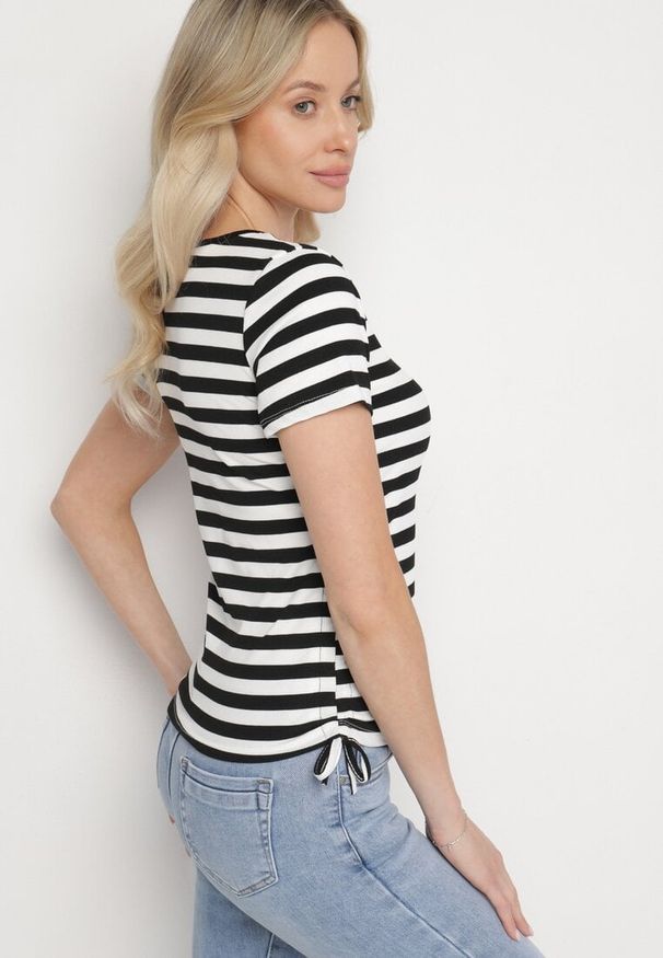 Born2be - Czarno-Biały Prążkowany T-shirt w Paski Ściągany Troczkiem Zelretis. Okazja: na co dzień. Kolor: czarny. Materiał: prążkowany. Wzór: paski. Styl: elegancki, casual