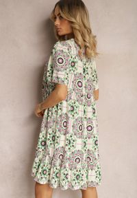 Renee - Zielono-Beżowa Sukienka z Wiskozowej Tkaniny w Mozaikowy Wzór Boho Naviera. Kolor: zielony. Materiał: tkanina, wiskoza. Sezon: lato. Styl: boho