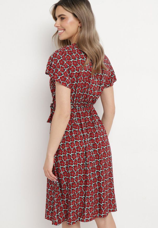 Born2be - Czerwona Sukienka z Wiskozy z Kopertowym Dekoltem i Gumką w Talii Moanalise. Kolor: czerwony. Materiał: wiskoza. Sezon: lato. Typ sukienki: kopertowe