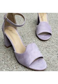 POTOCKI - Fioletowe zamszowe sandały damskie na słupku Potocki 21035. Kolor: fioletowy. Materiał: zamsz. Obcas: na słupku