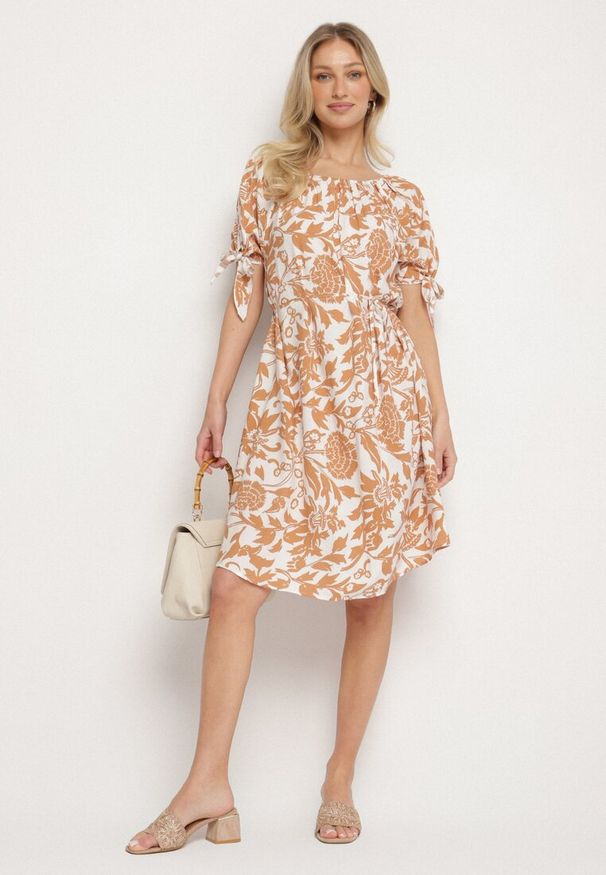 Born2be - Beżowa Bawełniana Sukienka w Ornamentalne Rośliny z Wiązaniem Przy Rękawach Tosvena. Okazja: na spacer, na co dzień, na imprezę. Kolor: beżowy. Materiał: bawełna. Styl: casual, elegancki