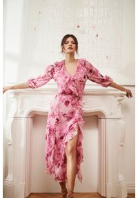 MOODO - Sukienka z falbanami i kwiatowym wzorem różowa. Kolor: różowy. Wzór: kwiaty #1