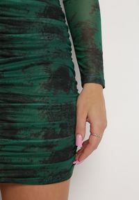 Born2be - Zielona Dopasowana Sukienka Siateczkowa z Marszczeniem Fordise. Kolor: zielony. Materiał: tkanina. Długość rękawa: długi rękaw. Wzór: aplikacja #5