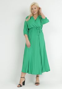 Born2be - Zielona Plisowana Sukienka Maxi z Kopertowym Dekoltem i Wiązaniem w Talii Lariah. Kolekcja: plus size. Kolor: zielony. Materiał: materiał. Typ sukienki: kopertowe. Długość: maxi