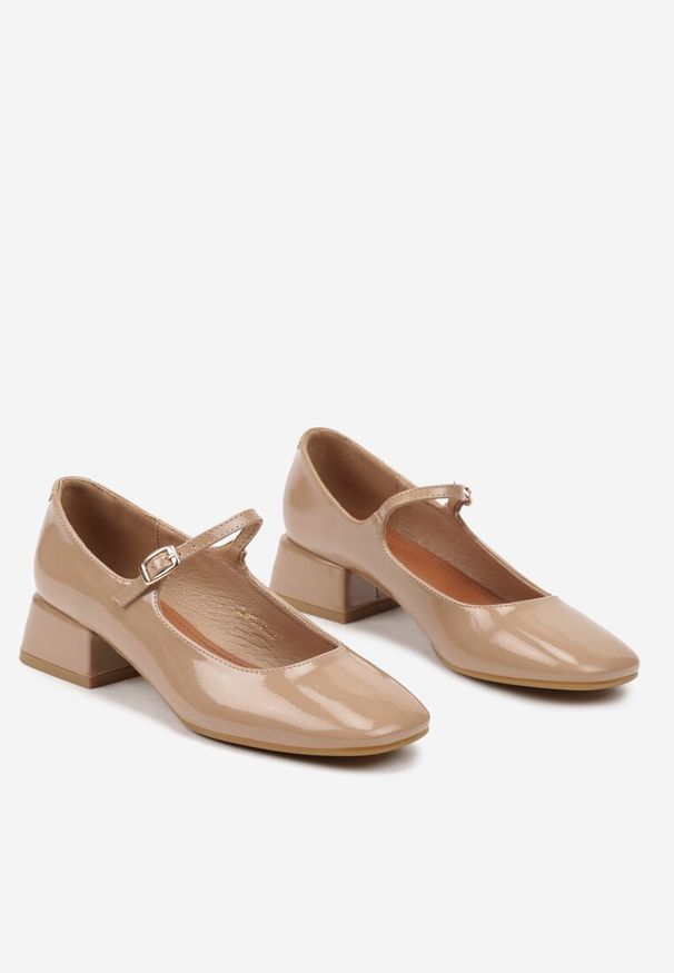 Born2be - Ciemnobeżowe Lakierowane Czółenka w Stylu Mary Jane na Niskim Słupku Zindira. Okazja: na spotkanie biznesowe, do pracy. Zapięcie: pasek. Kolor: beżowy. Materiał: lakier. Obcas: na słupku. Styl: biznesowy, elegancki