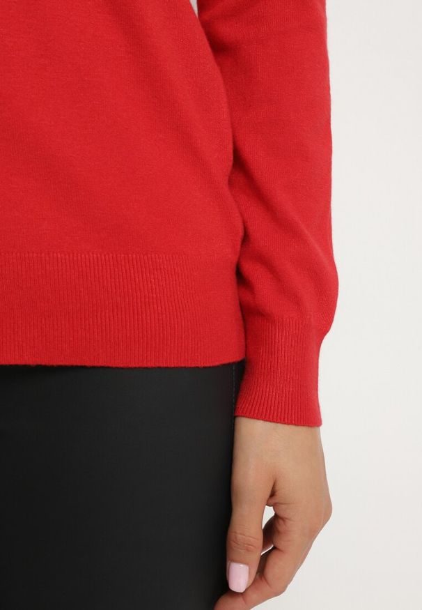 Born2be - Czerwony Sweter o Klasycznym Kroju z Wiskozą Nerella. Okazja: na spotkanie biznesowe, do pracy, na co dzień. Kolor: czerwony. Materiał: wiskoza. Długość rękawa: długi rękaw. Długość: długie. Wzór: aplikacja, bez wzorów. Styl: klasyczny
