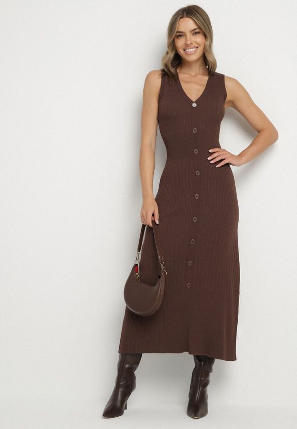 Born2be - Brązowa Wiskozowa Sukienka o Taliowanym Kroju Bez Rękawów Zdobiona Guzikami Esinea. Okazja: na co dzień. Typ kołnierza: dekolt w serek. Kolor: brązowy. Materiał: wiskoza. Długość rękawa: bez rękawów. Wzór: aplikacja. Styl: casual